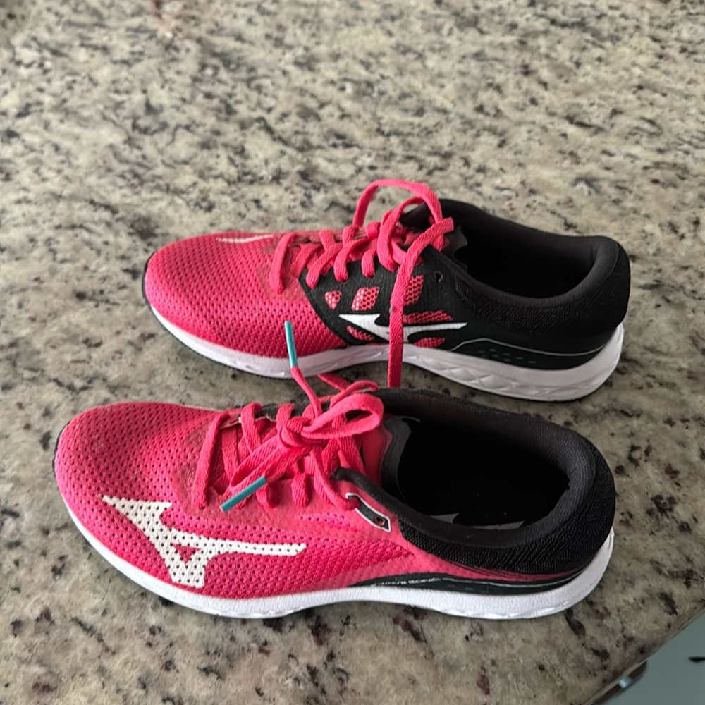 Hot pink wave sonic running shoes